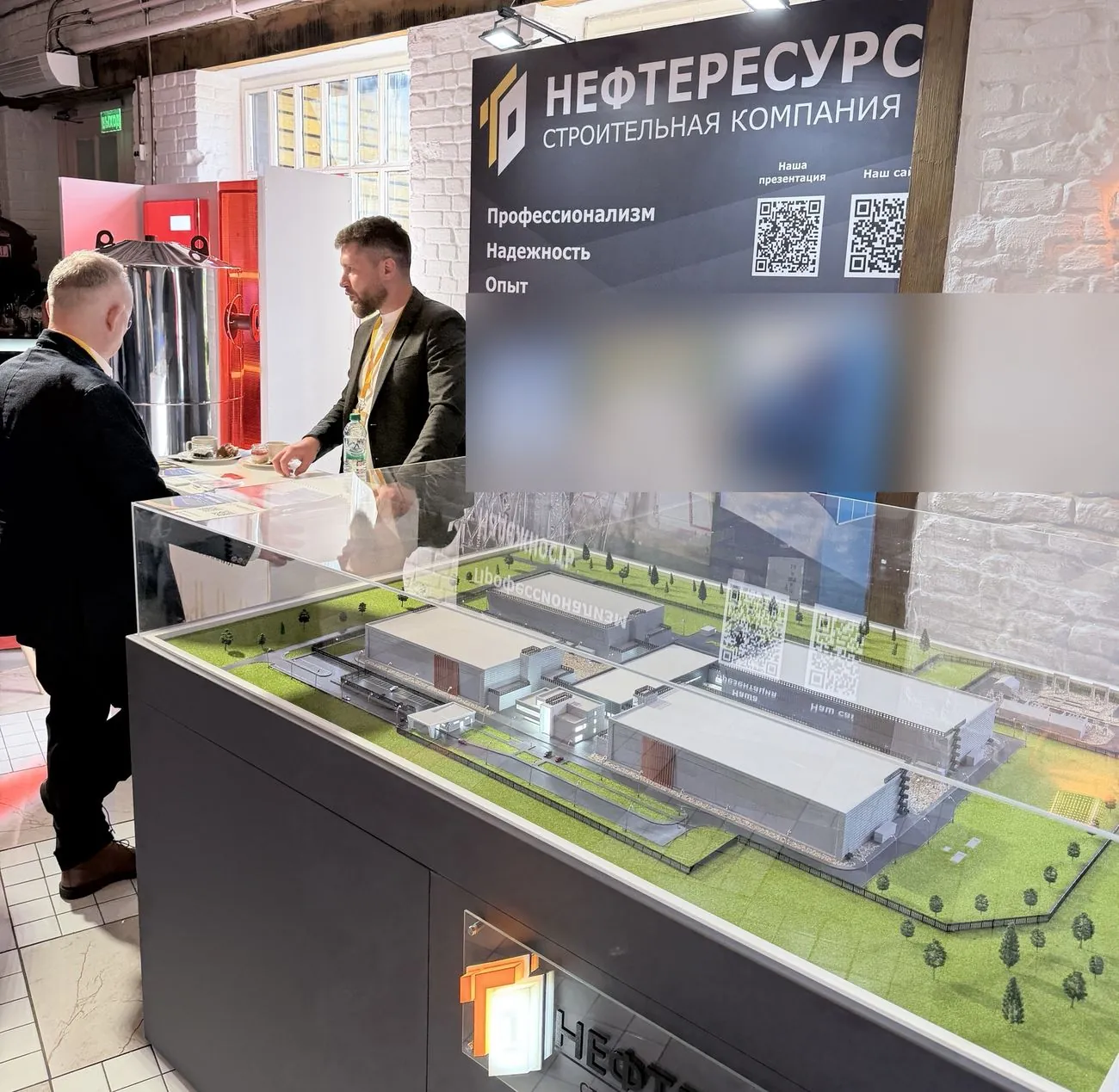 Стенд компании с макетом ЦОД на отраслевой выставке